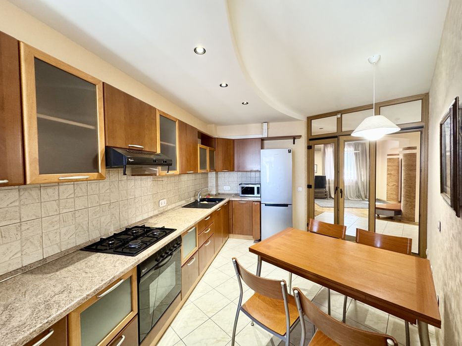 Продаж квартири 3-х кімн 118 м2 на Ливарна 9