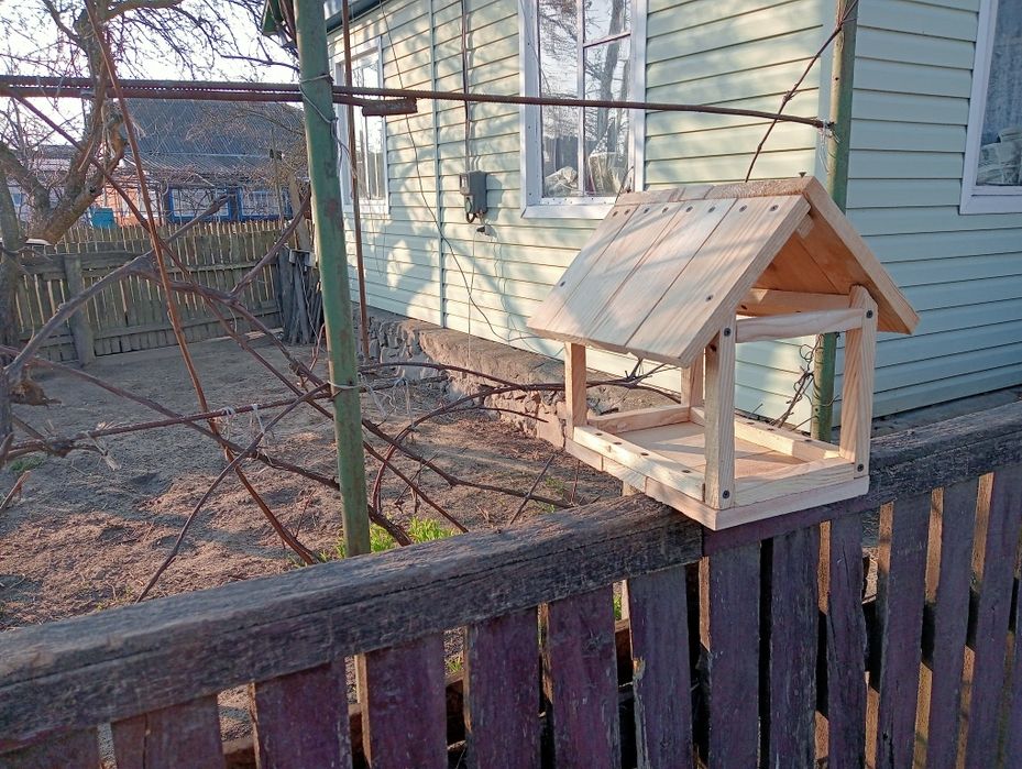 Годівниця(кормушка для птиц)годівниця для птахів.шпакіниця.