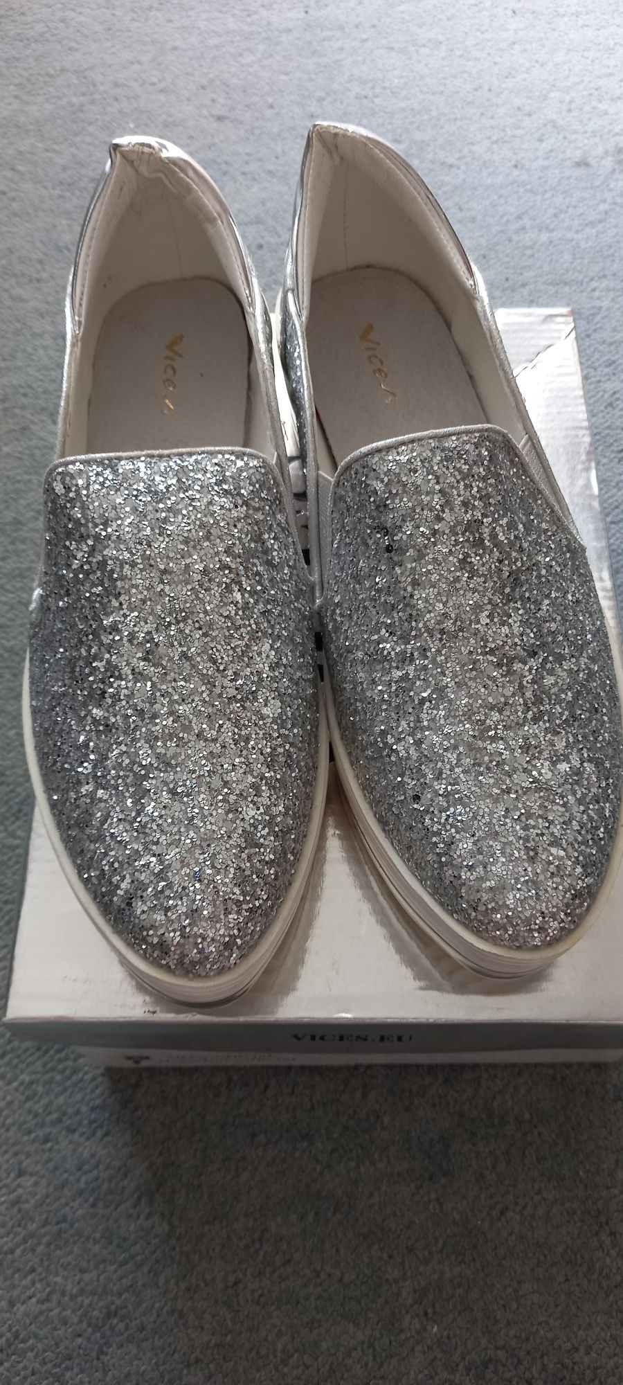 Brokatowe buty slip on rozm. 39 DeeZee