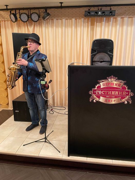 Музикант саксофоніст у місті Кременчук