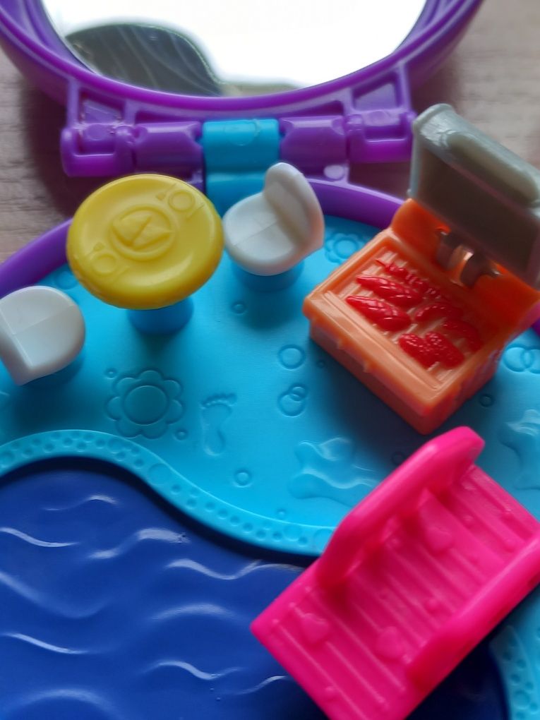 Polly Pocket na basenie  szkatułka z lusterkiem i  grzebyczkiem