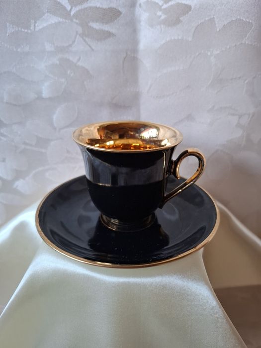 Porcelanowa filiżanka ze złotym środkiem.