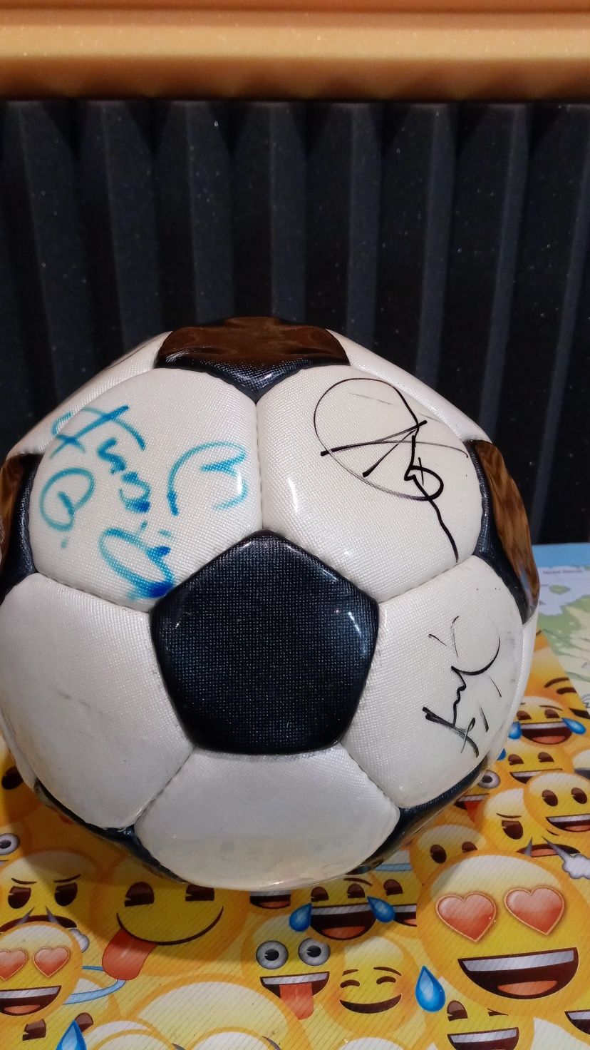 Sprzedam piłkę z autografami piłkarzy.