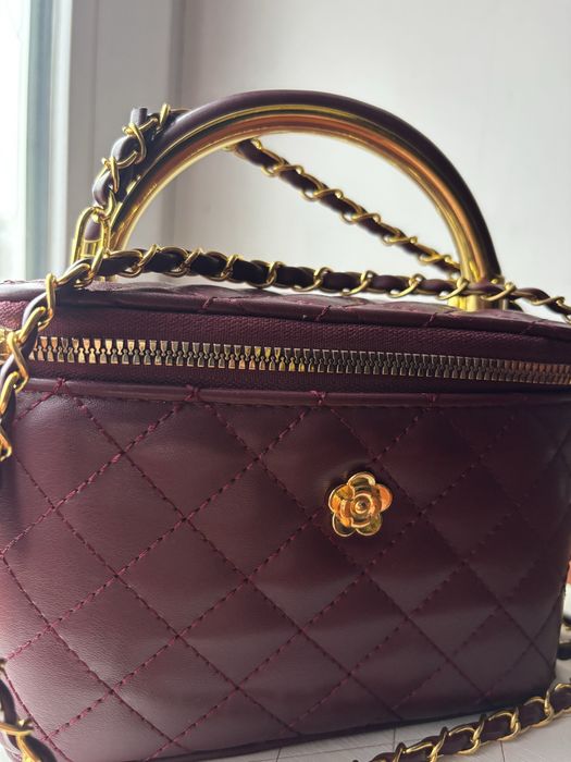 Бордова жіноча сумка-кейс із золотистою фурнітурою