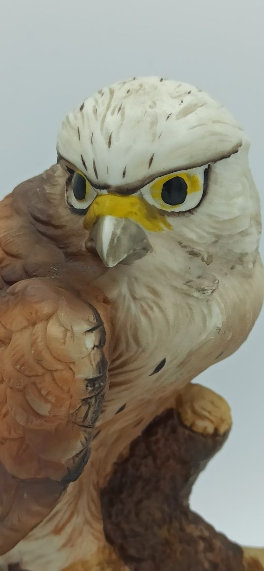 Porcelana nie szkliwiona Figurka Ptaka drapieżnego h 20 cm