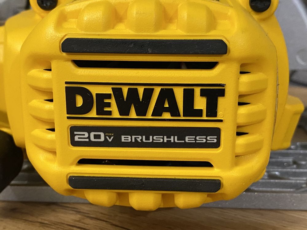 Аккумуляторная бесщеточная циркулярная пила DEWALT DCS565B 165mm 20V