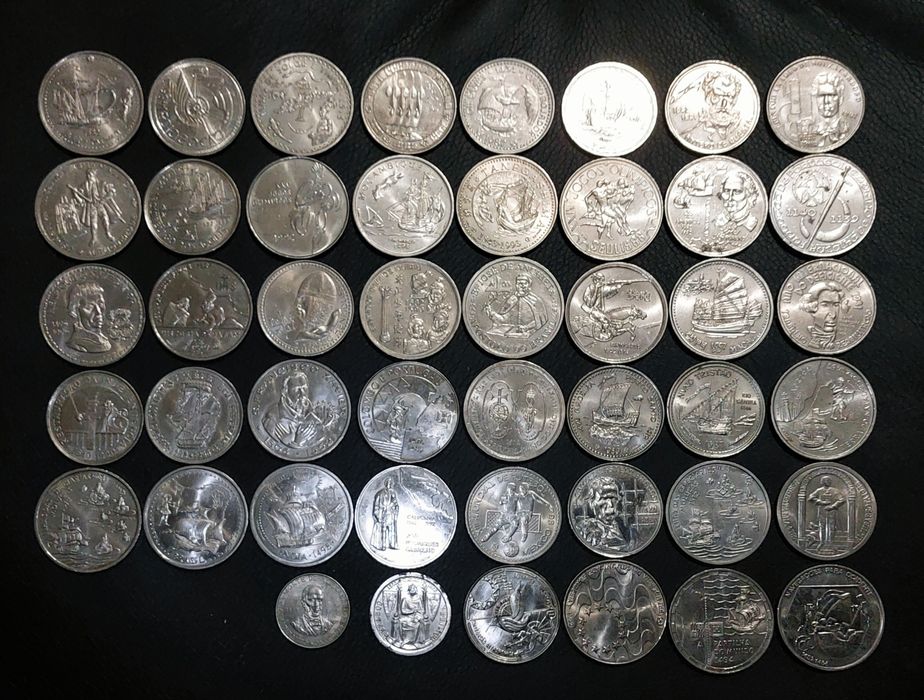 Várias moedas comemorativas, de 25, 100, 200, 250 escudos