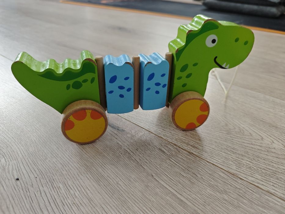 Drewniany krokodyl na sznurku