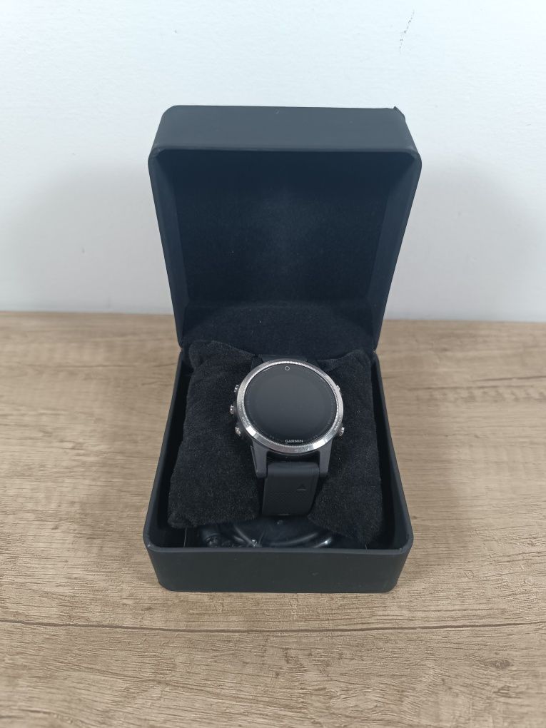 Garmin Fenix 5S srebrny z czarnym paskiem
