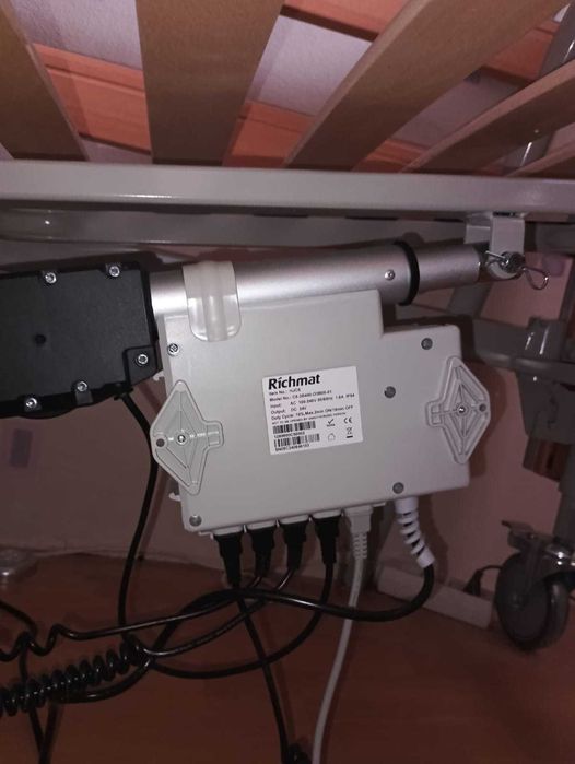 Łóżko rehabilitacyjne elektryczne w stanie idealnym .