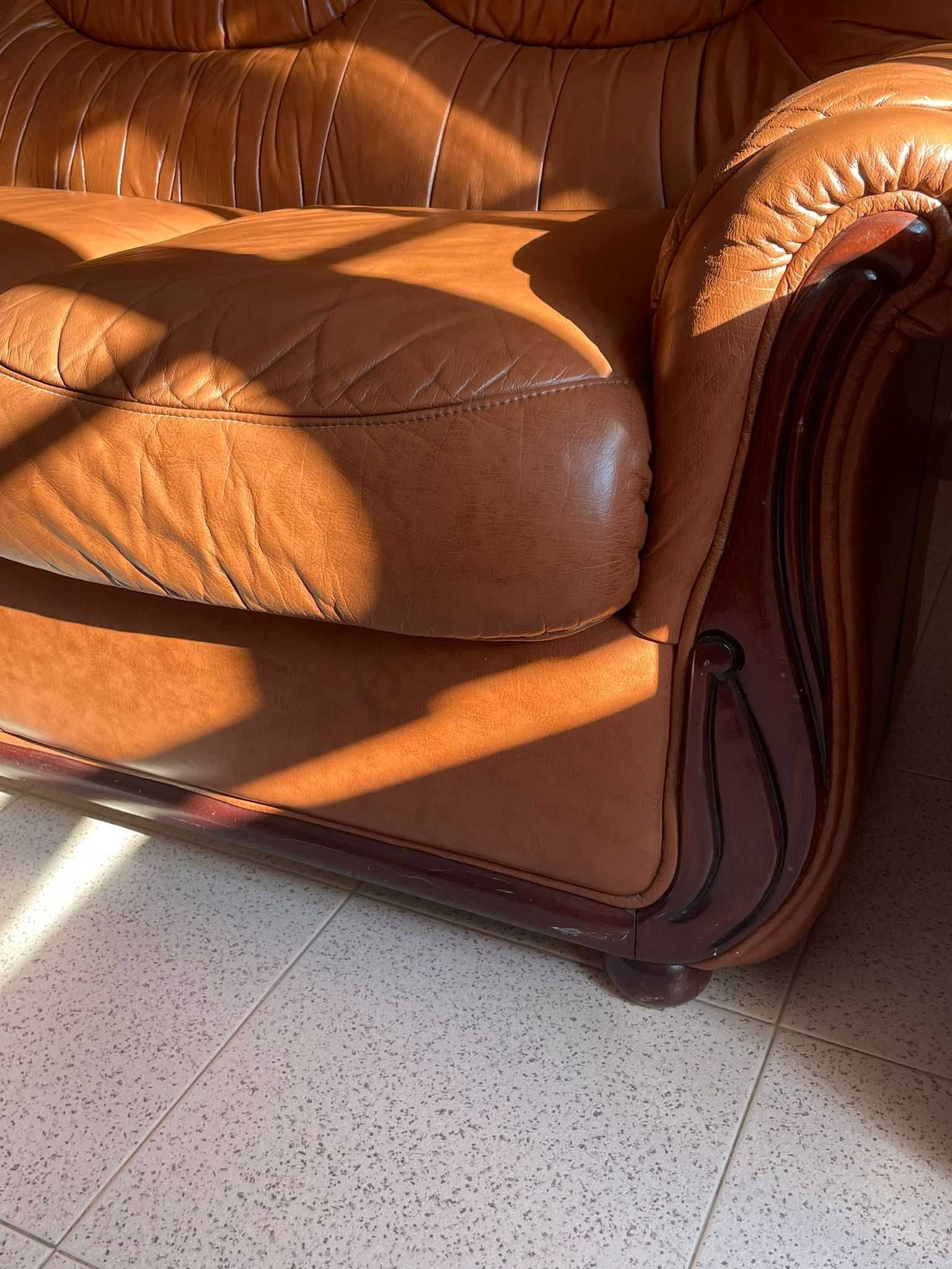 Sofá 3 lugares de couro castanho e duas Poltronas