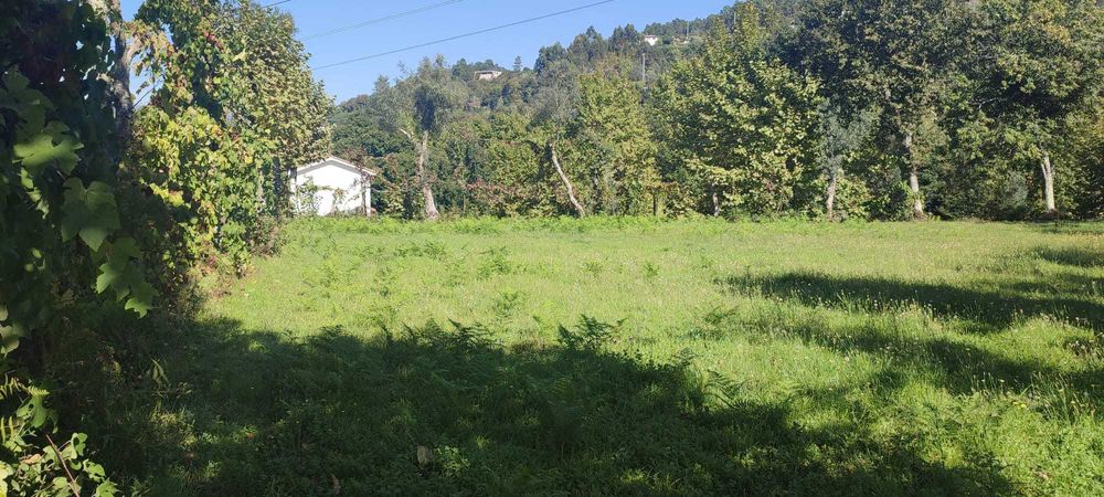 Vendo terreno com 1.074 m² em Souto, Terras de Bouro