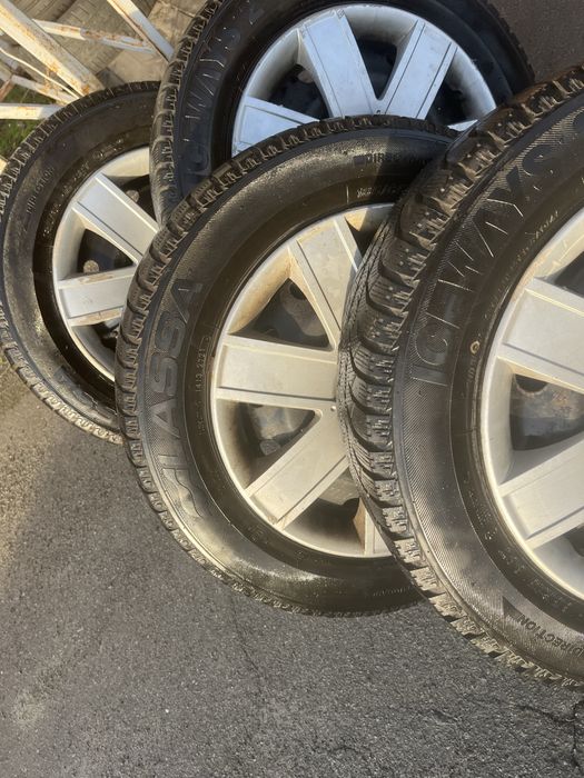 Комплект: зимові шини Lassa 185/65 R15 + диски + ковпаки