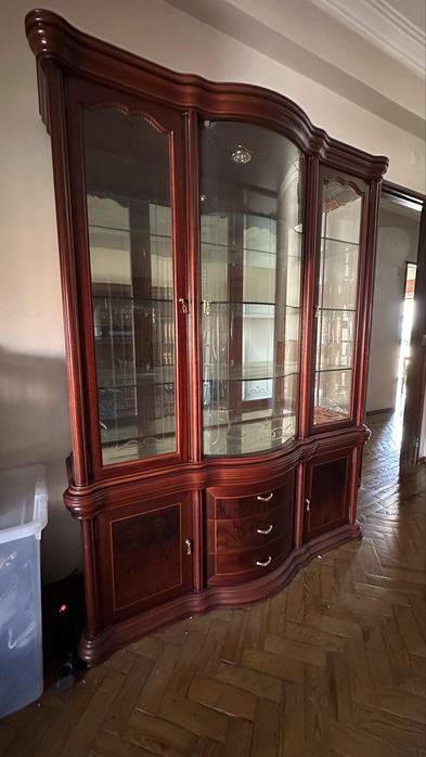Vitrine clássica em madeira com vidro curvo e espelho interior