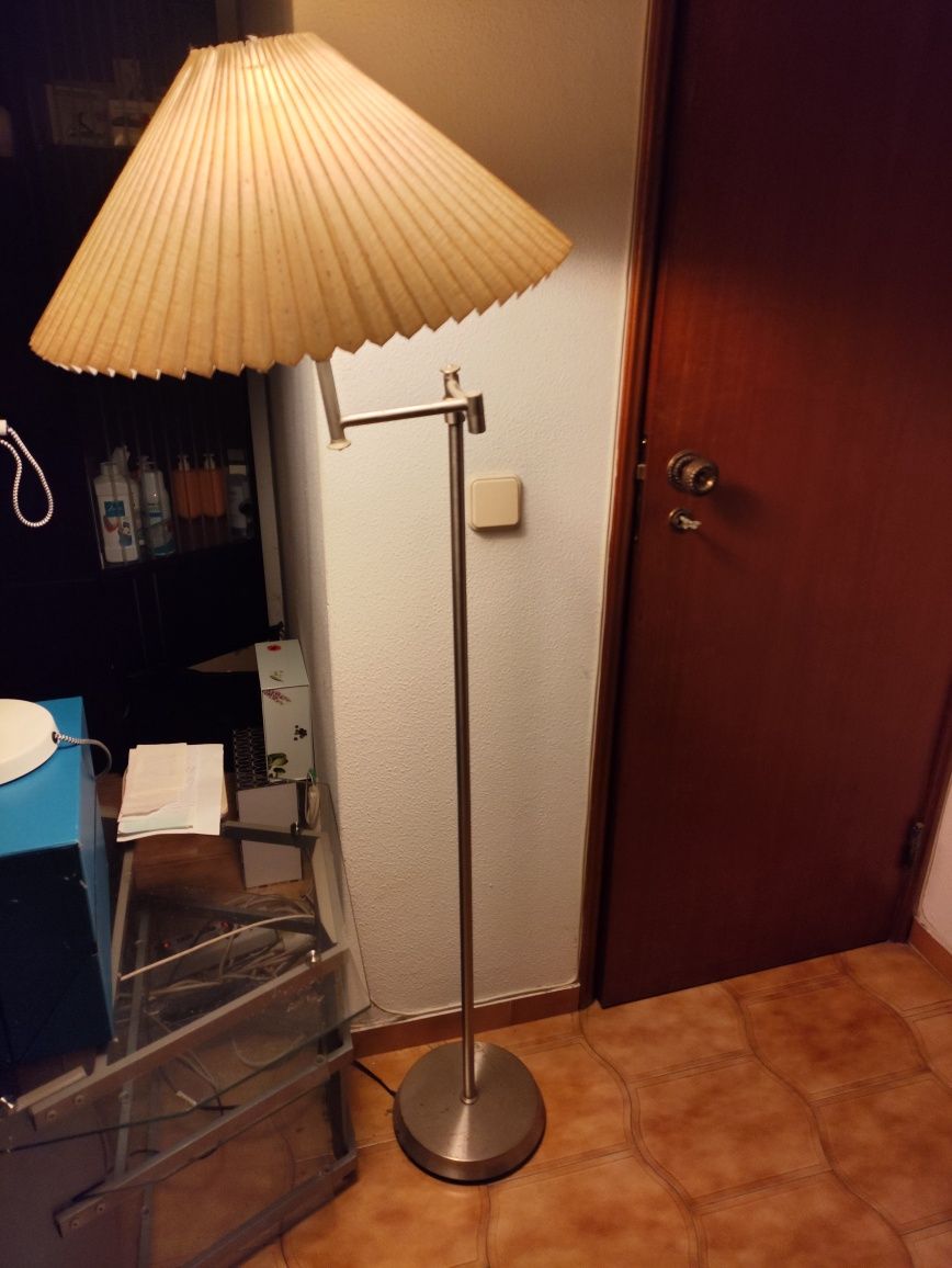 Candeeiro de pé,1,5 metros,inox,sem riscos ou ferrugem.
