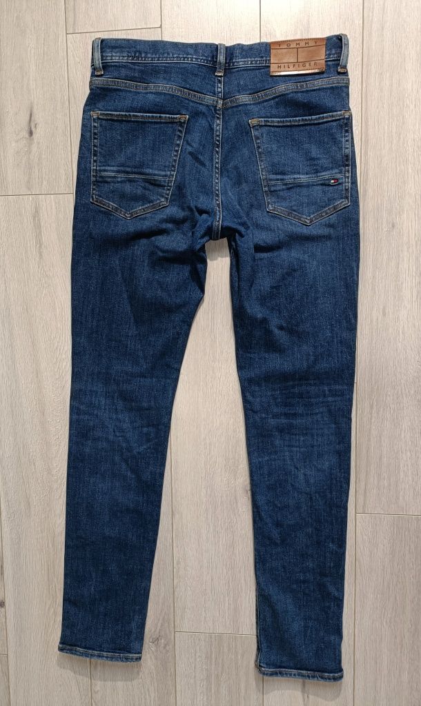 Męskie spodnie jeansowe Tommy Hilfiger bleecker z technologią TH Flex