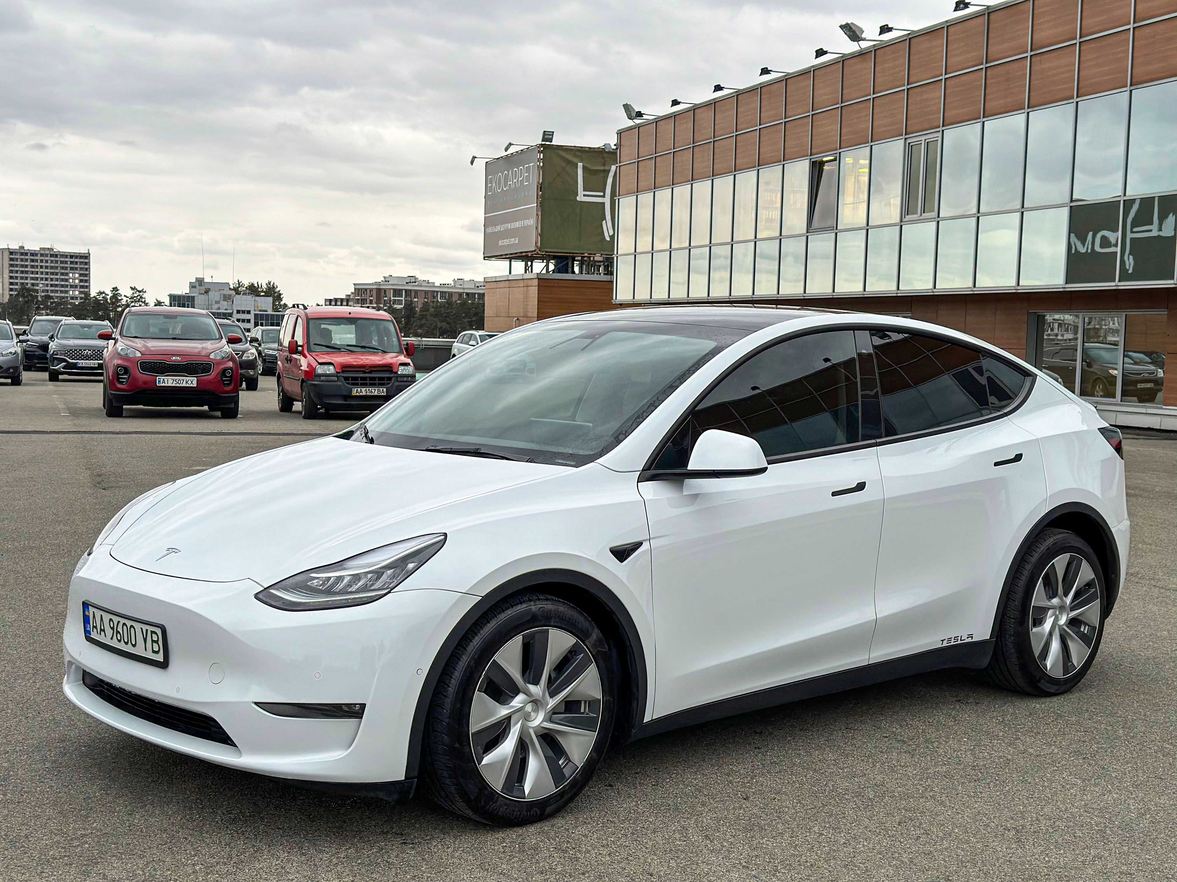 Tesla Model Y 2022 року. Dual Motor Long Range. Білий колір.