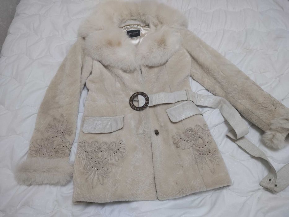 Продам шапку черную женскую из песца