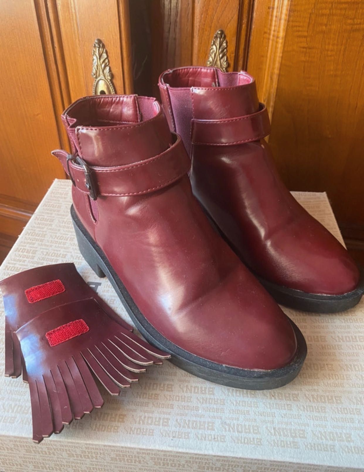 Botins Bordeaux com adereço de franjas