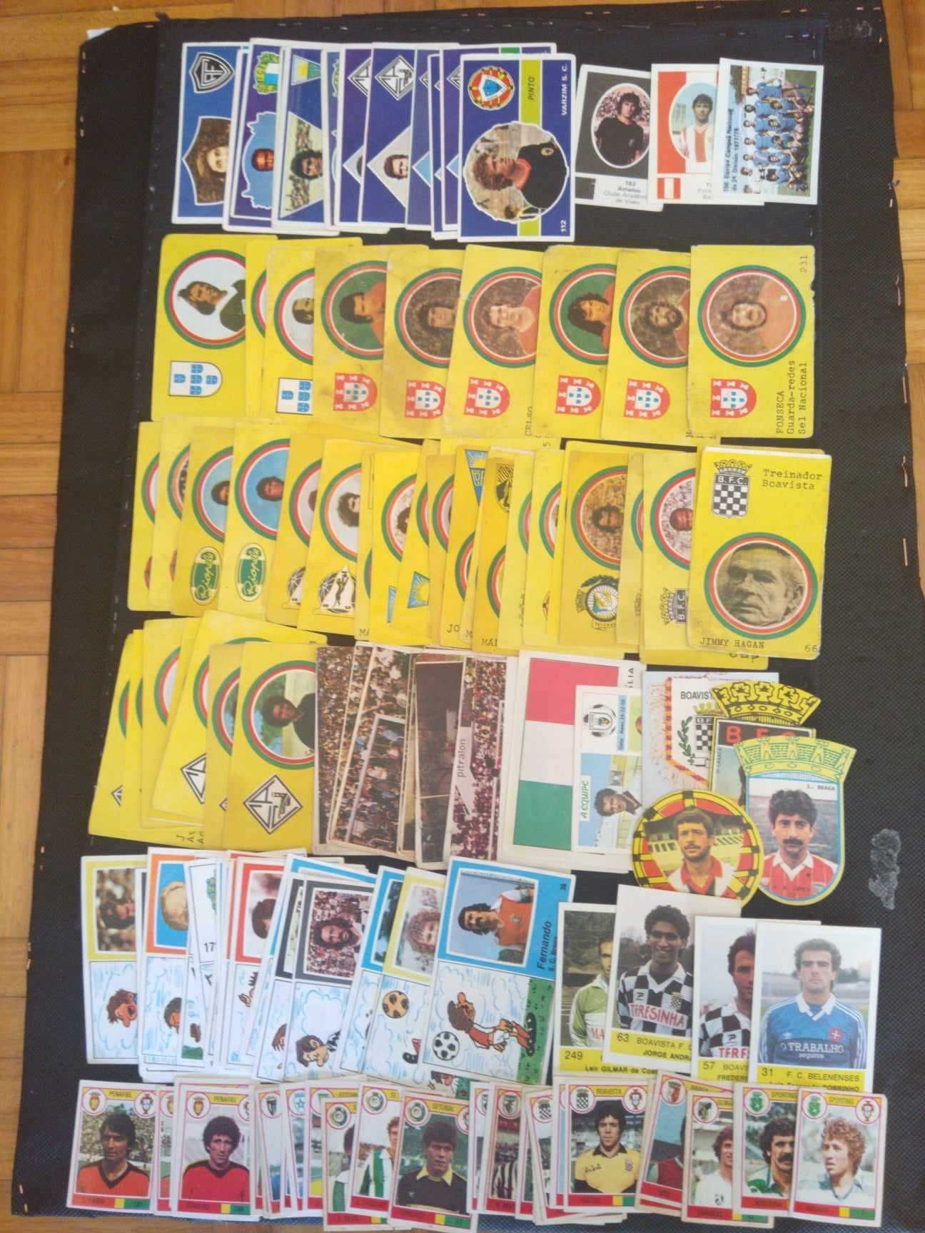 Cromos de futebol de várias coleções.