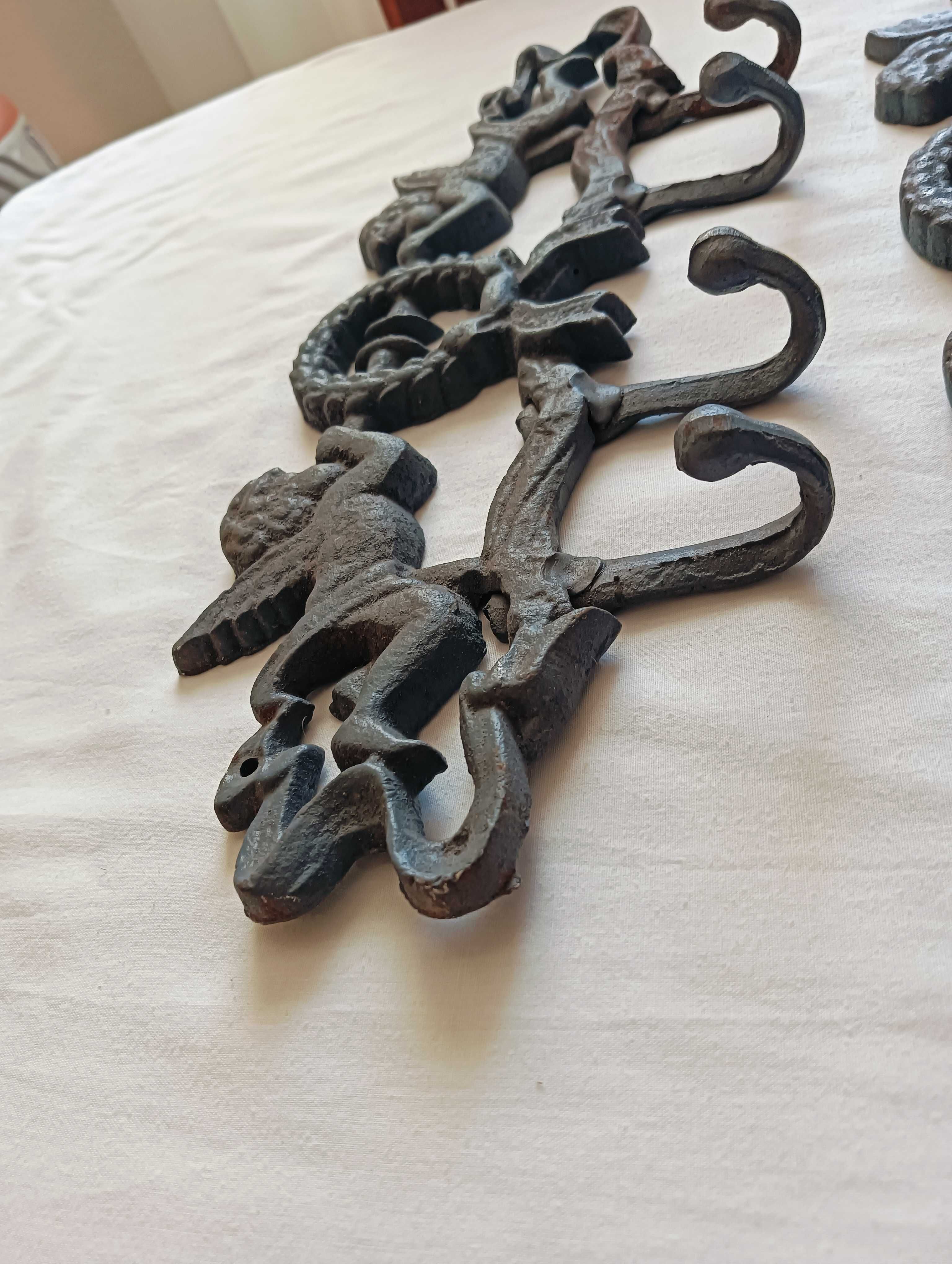 Stare żeliwne wieszaki . Cena 1 sztuka