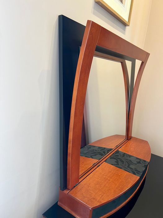 Туалетний столик з дзеркалом та тумбою