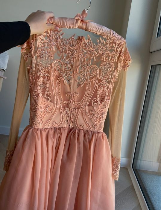 Niestandardowa krótka suknia ślubna rozkloszowana z cekinami brokatowa