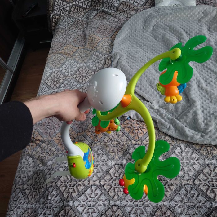 Музичний мобіль, грає дуже багато різних колискових і крутиться