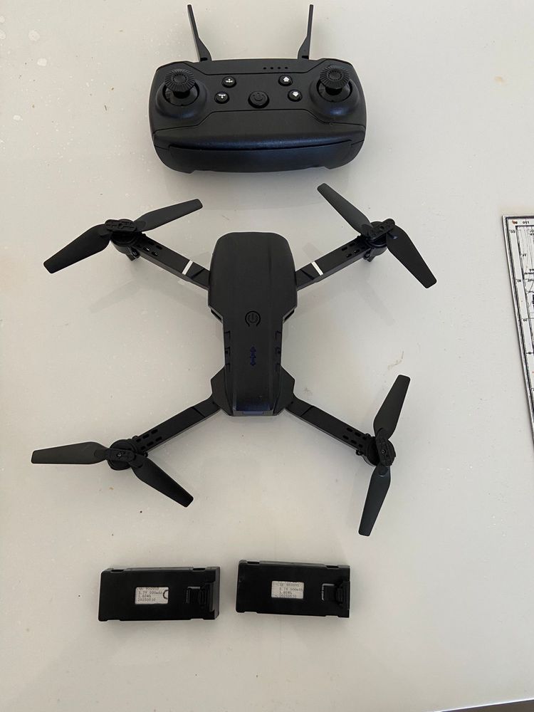 Drone preto com camera e 3 baterias (30min), 50 metros