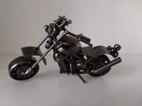 Metalowy motocykl z nakrętek