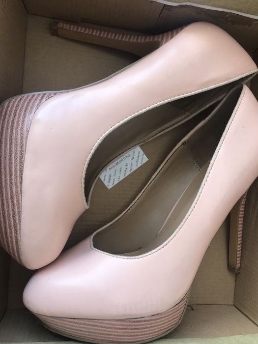 Eleganckie buty  pudrowy róż na koturnie róż. 40