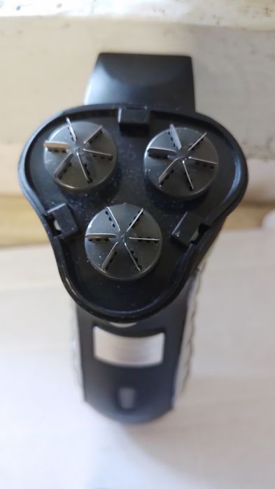 Элктробритва з трома ножами