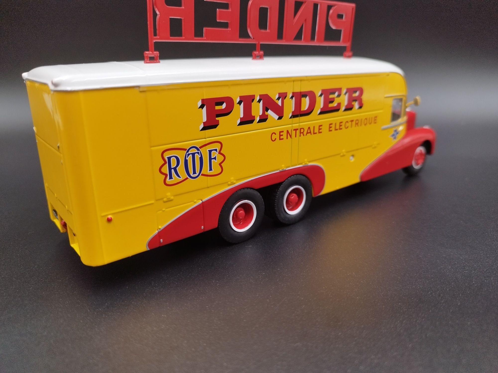 1:43 Direct Collection BERNARD 28 Electrical Truck Pinder circus model