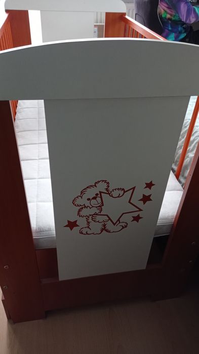 Łóżeczko i komoda