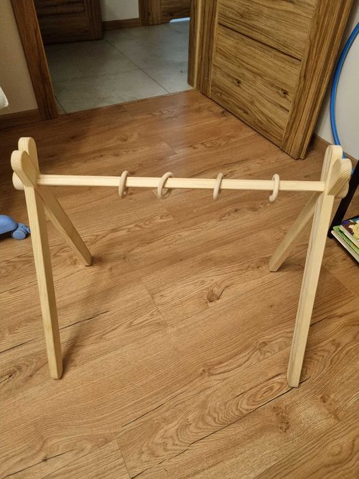 Stojak edukacyjny gimnastyczny drewniany Baby Gym