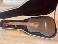 Guitarra nova com caixa rígida