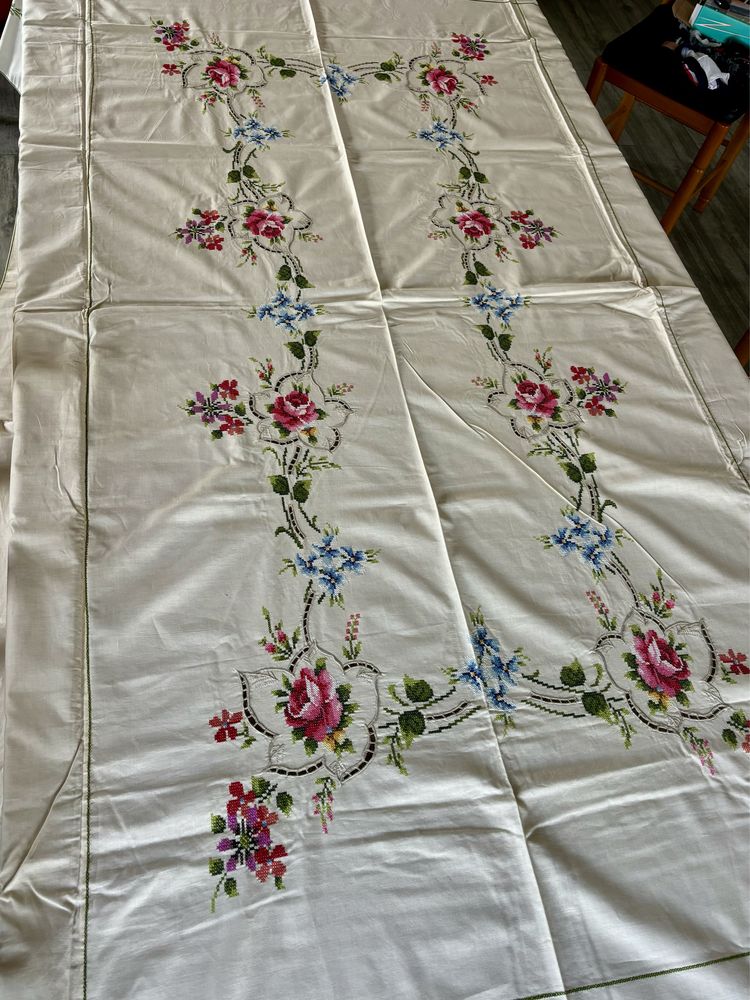 Toalha de mesa algodão com bordado a ponto cruz 259x165