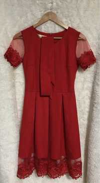 Червона сукня з короткими рукавами