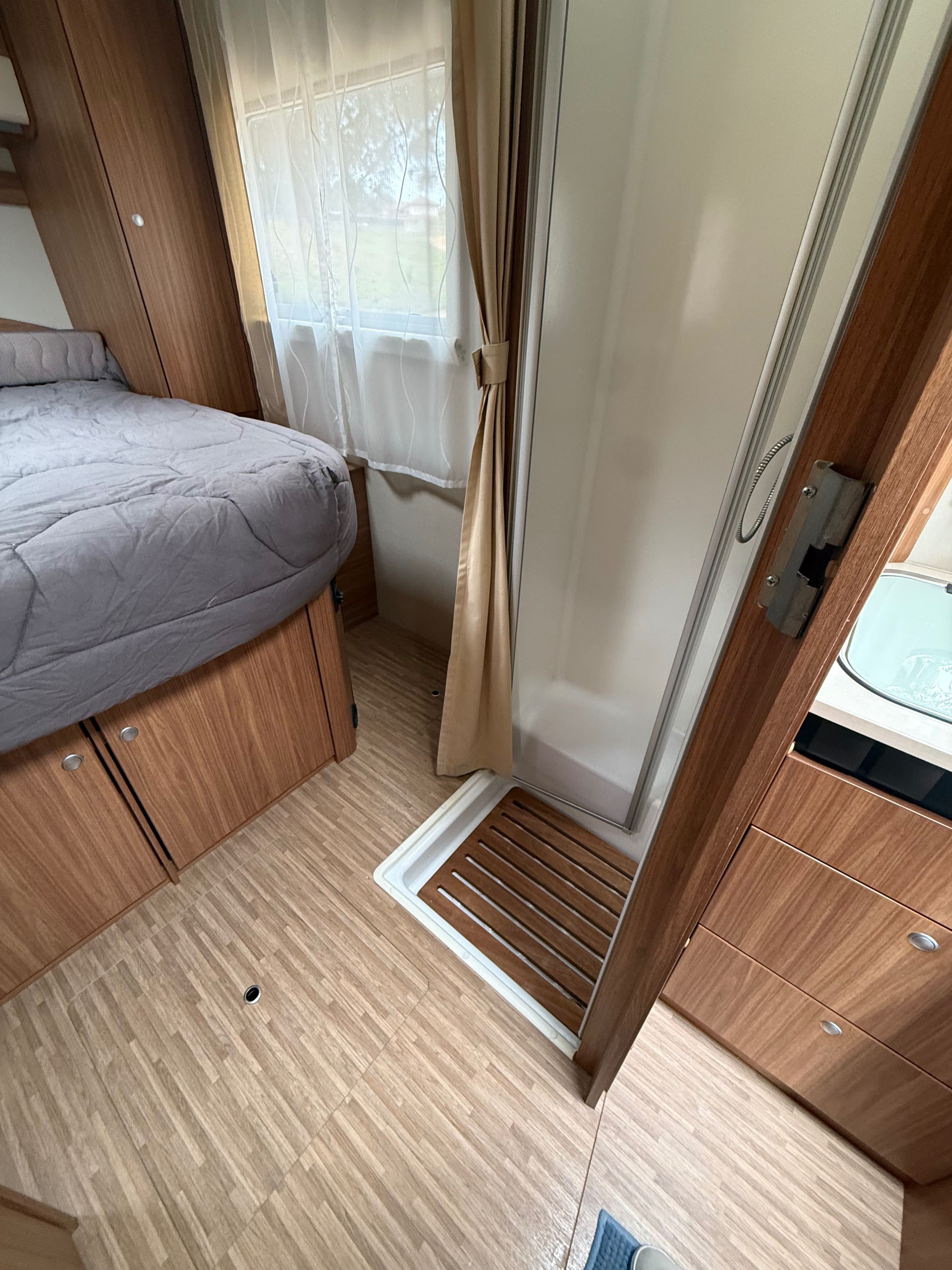 Autocaravana perfilada cama central e basculante
