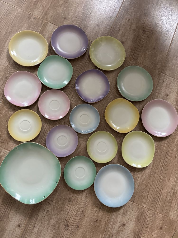 Zestaw do kawy porcelana PRL kolorowy plus talerze w trzech rozmiarach