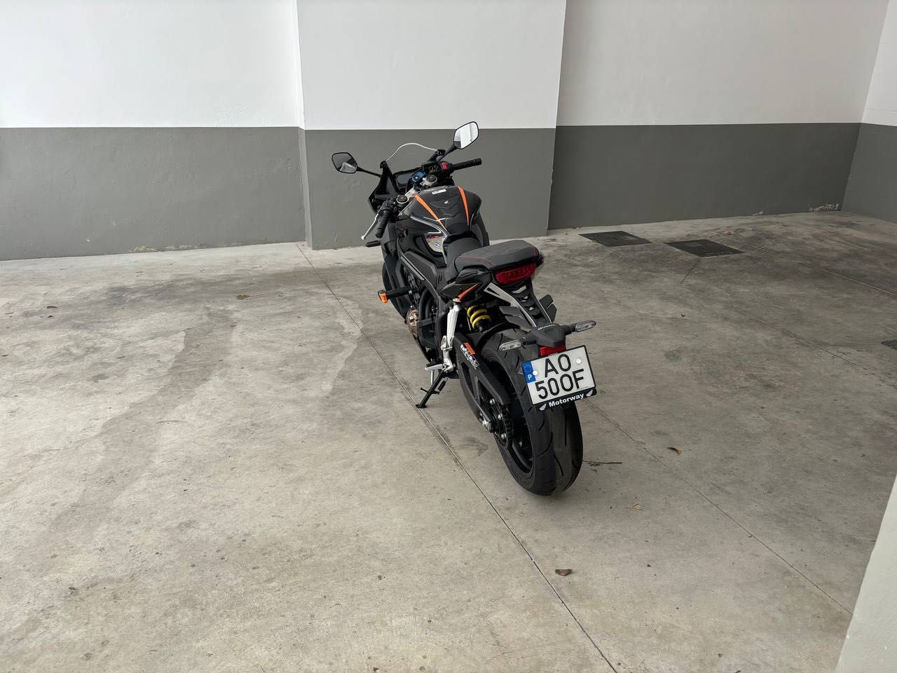 Honda CBR650R - apenas 2.331 km!