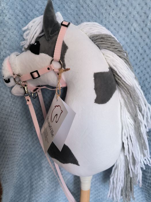 Hobby horse A3, futrzany kantar i wodze w zestawie.
