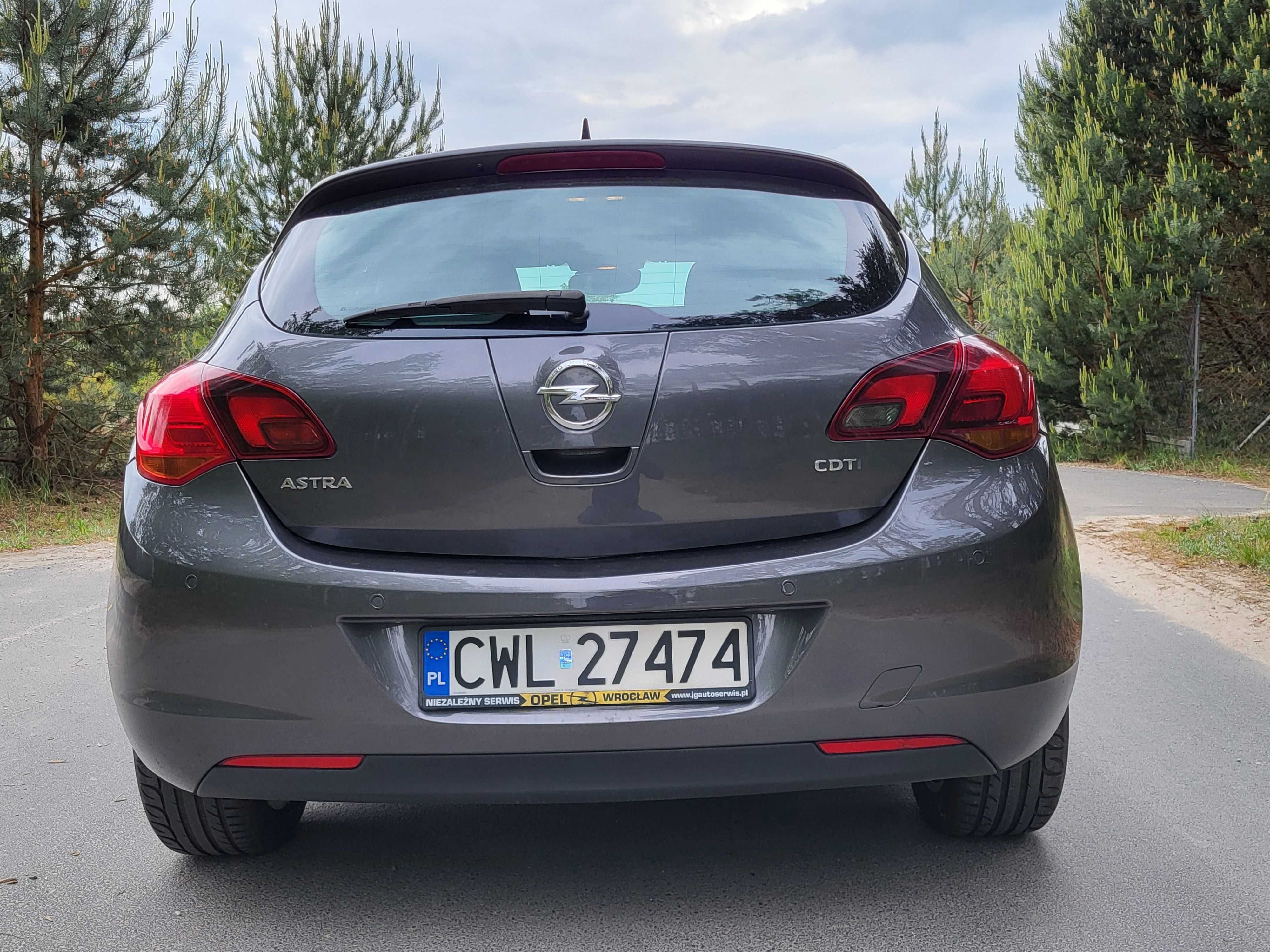 Opel Astra J 2011