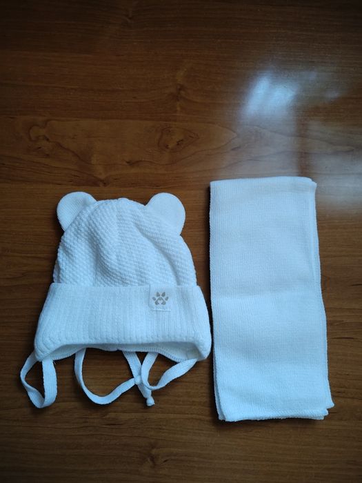 Sprzedam biała czapkę i szalik z polarem na zimę