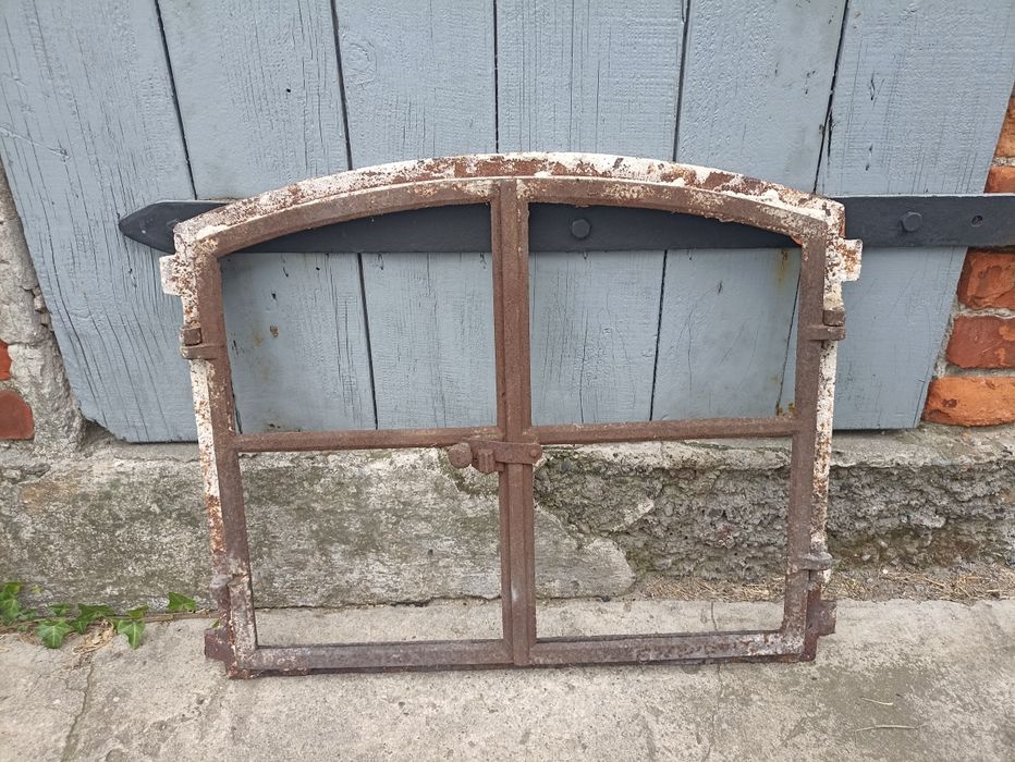 Stare żeliwne okno
