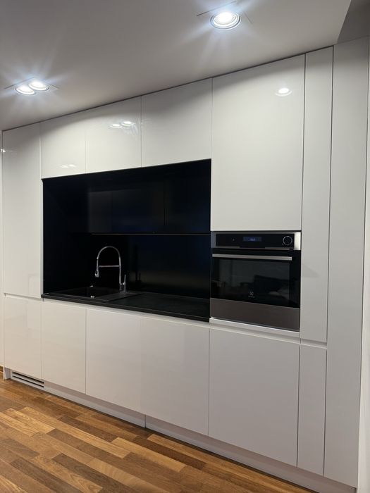 biała zabudowa kuchenna