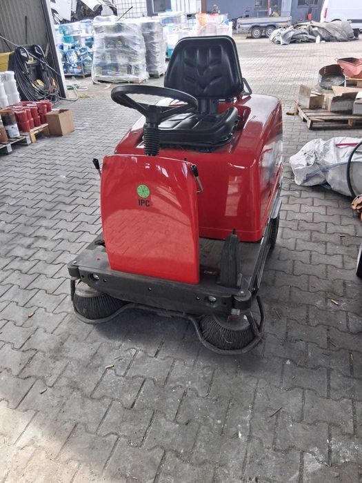 zamiatarka samojezdna halowa