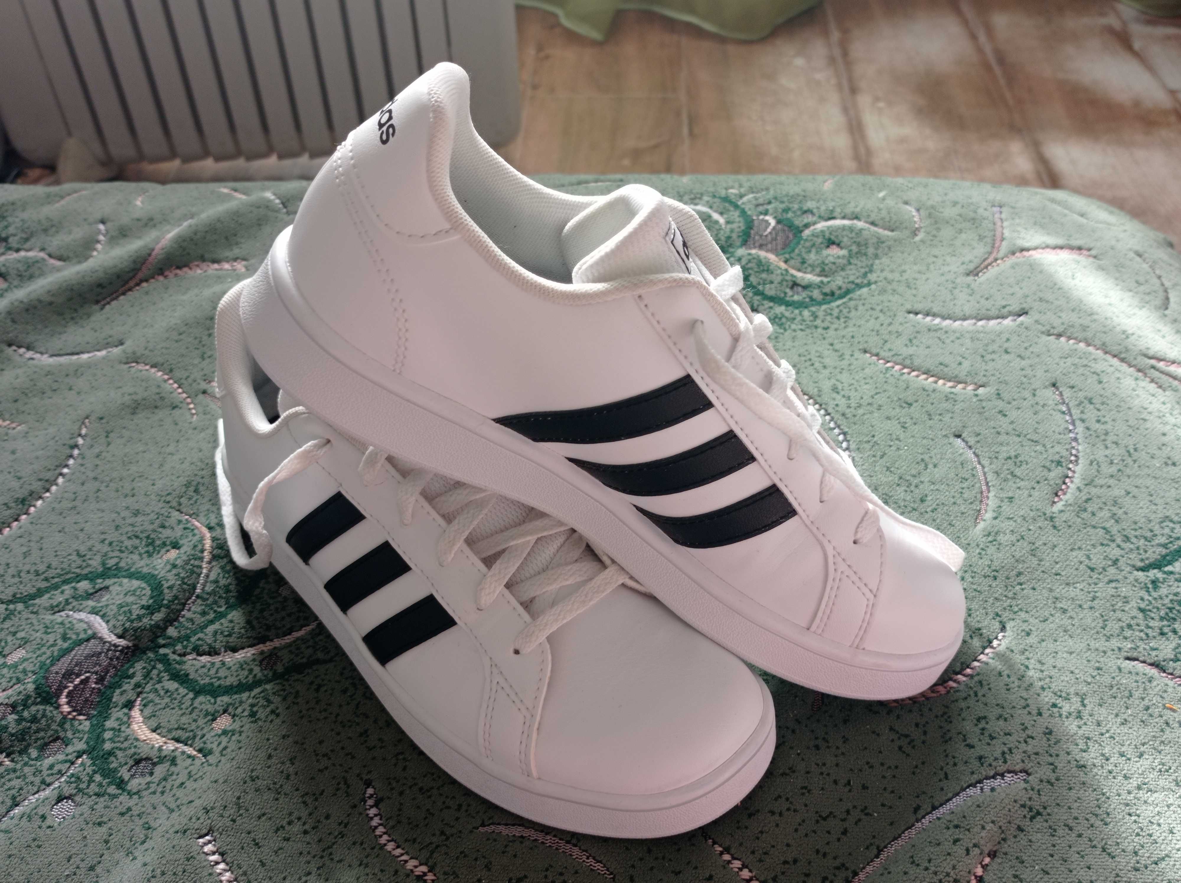 Кроссовки Adidas (оригинал) фирменные размер-38 стелька- 24см.