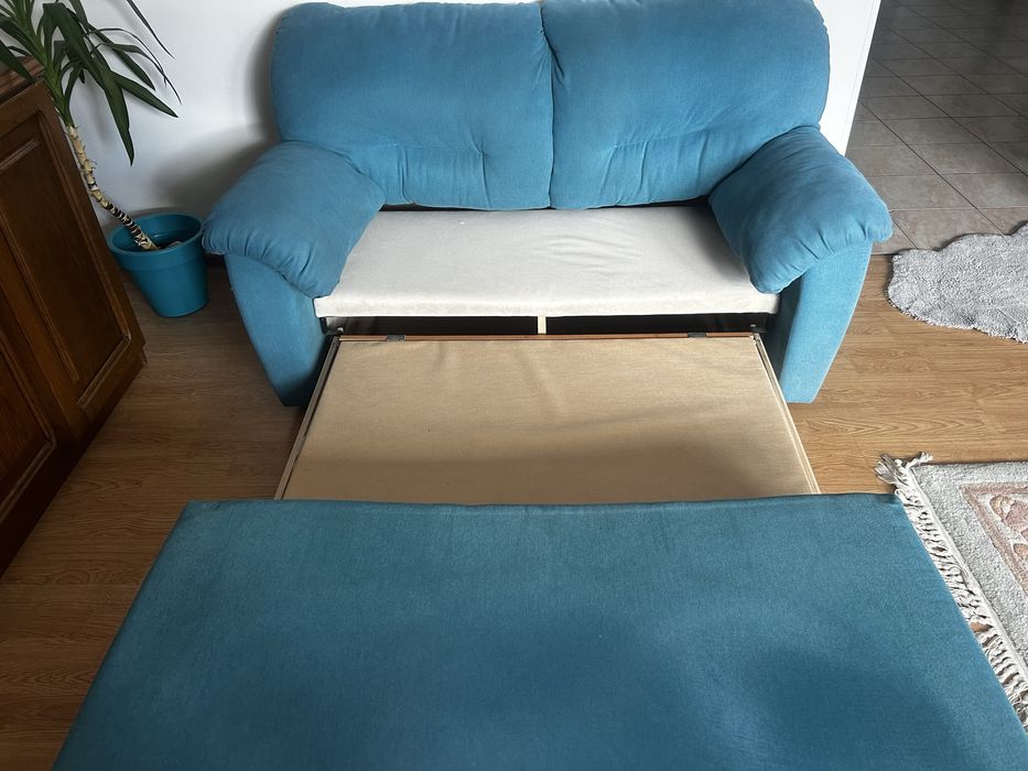 Turkusowa sofa dwuosobwa
