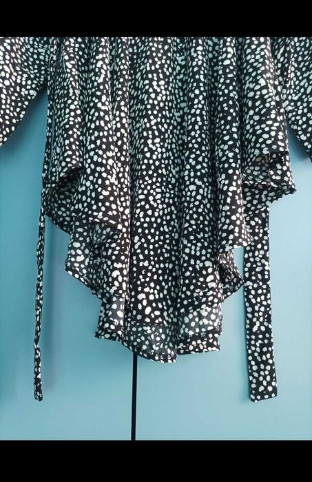 Asymetryczna tunika sukienka z ozdobnym paskiem